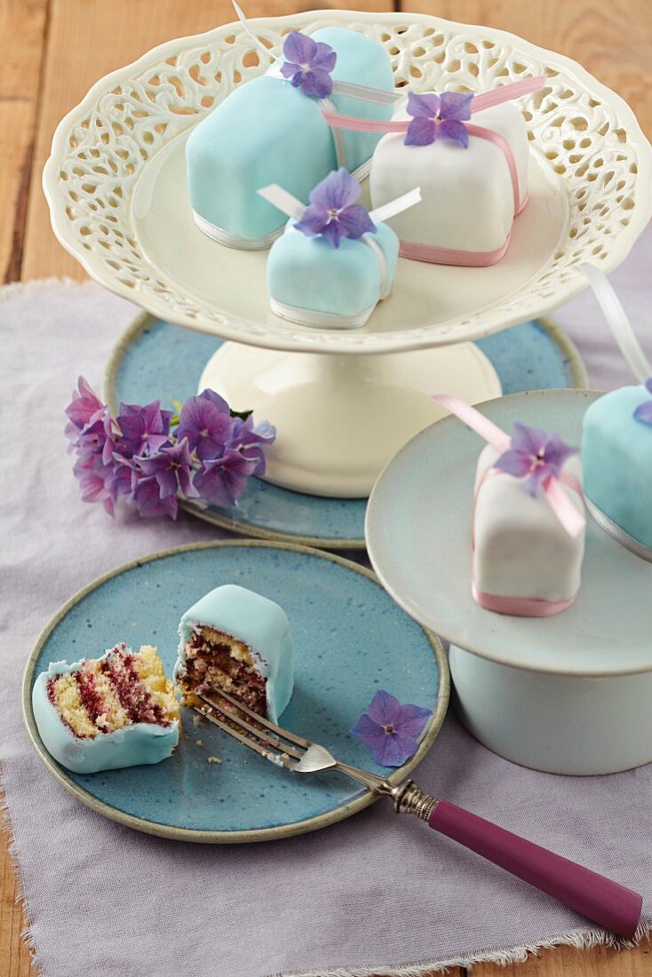 Petit Fours mit Marmeladenfüllung