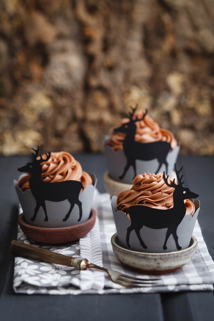 Cupcakes in Papiermanschetten mit Hirschmotiv