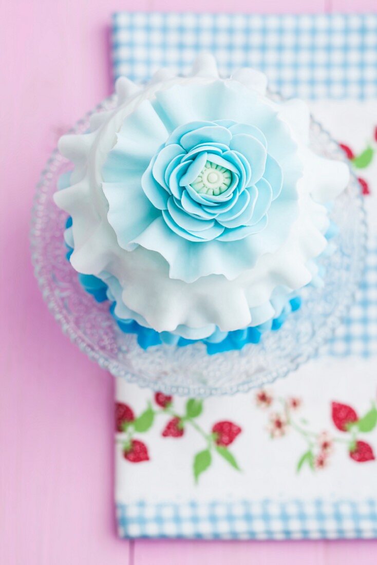 Minikuchen mit hellblauem Icing-Dekor