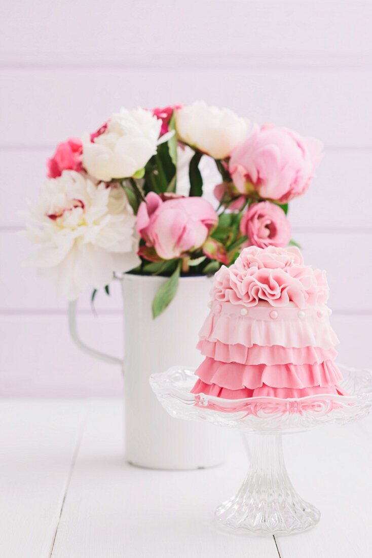 Mini-Kuchen mit rosa Blumenstrauß