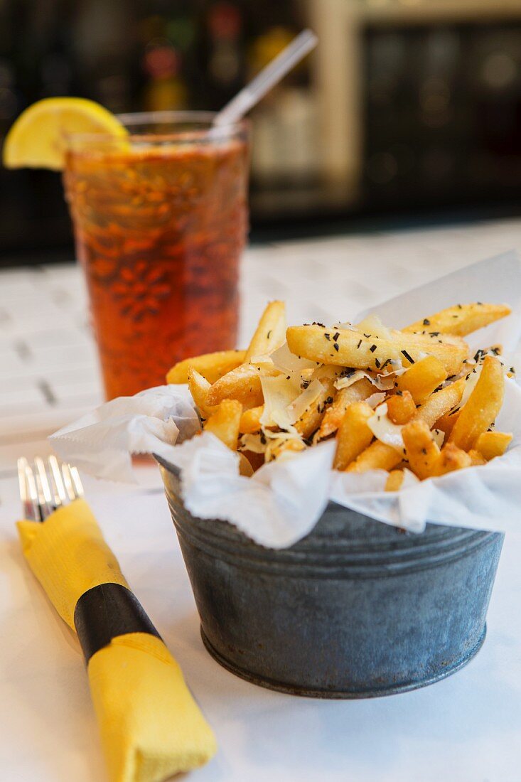 Pommes Frites mit Käse in Zinkgefäss