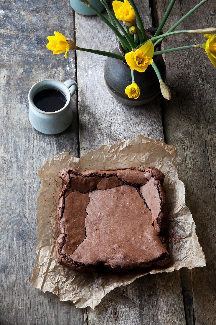 Schokoladenbrownies mit einer Tasse Kaffee