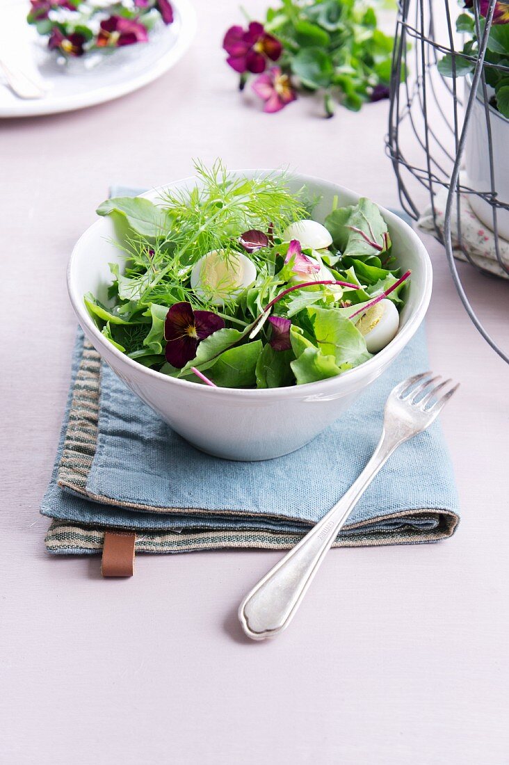 Pflücksalat mit Hornveilchenblüten und Wachteleiern