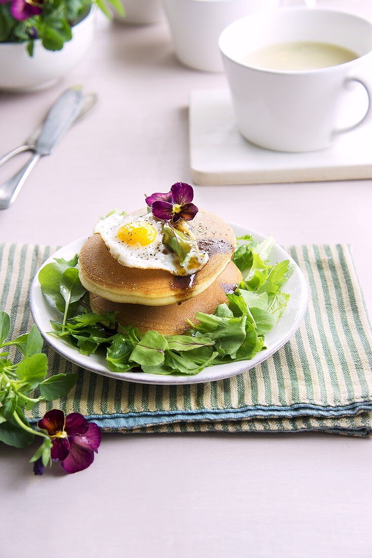 Pfannkuchen mit Salat und Wachtelspiegelei