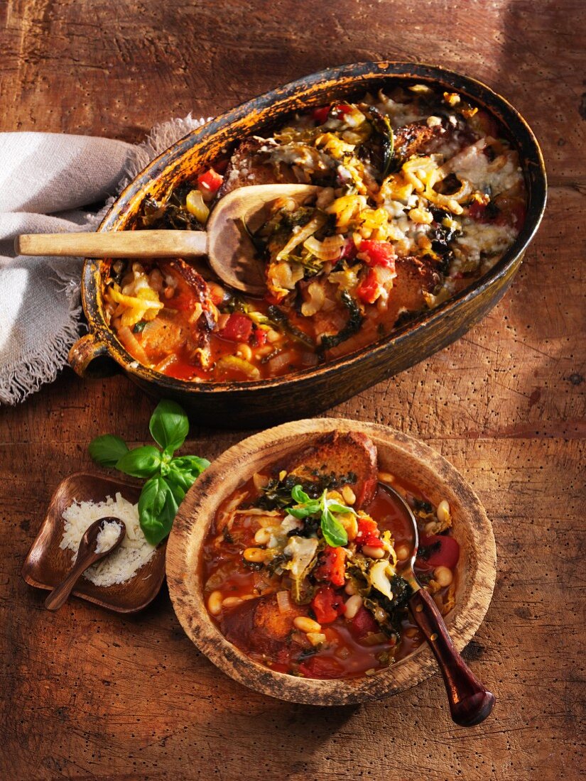 Toskanische Gemüsesuppe mit Grünkohl, Tomaten und Bohnen