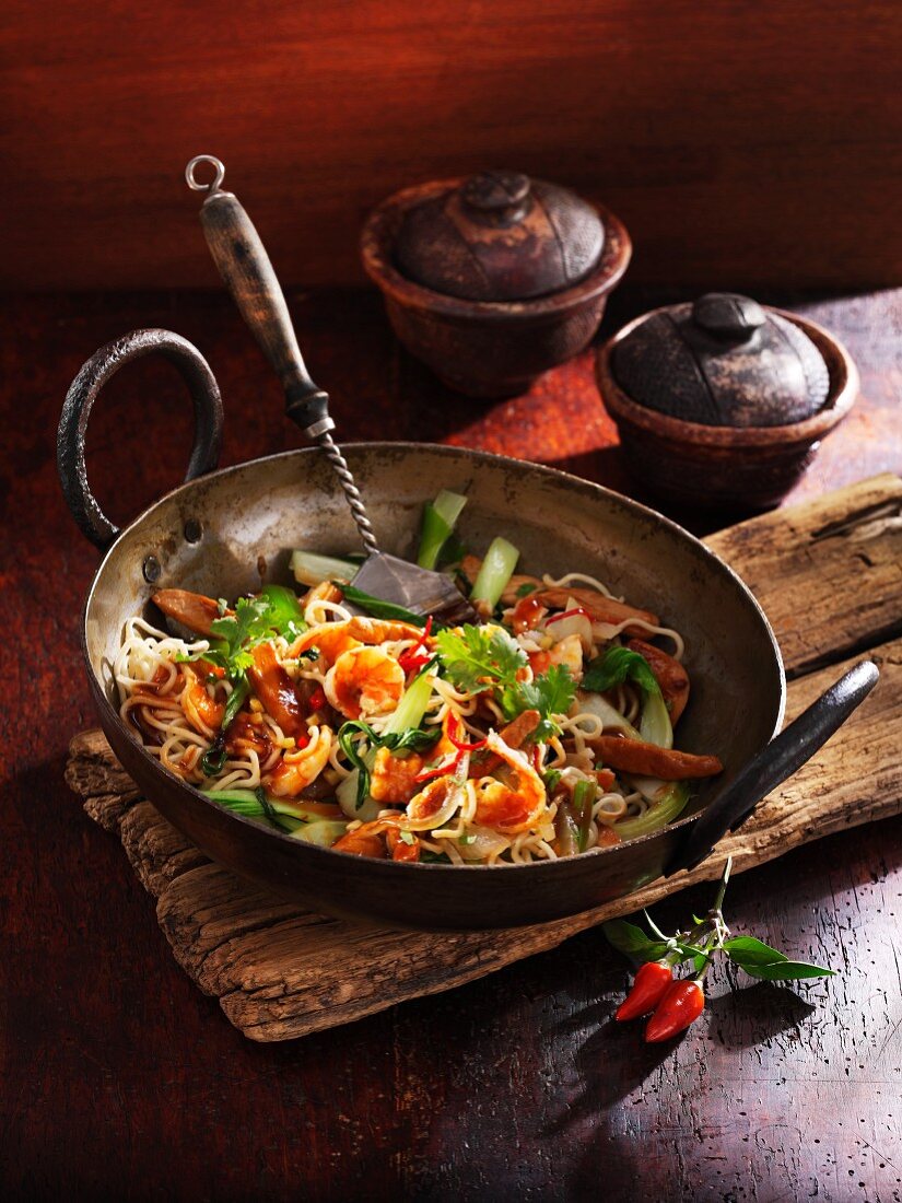 Bami goreng with bok choy and prawns (Asia)