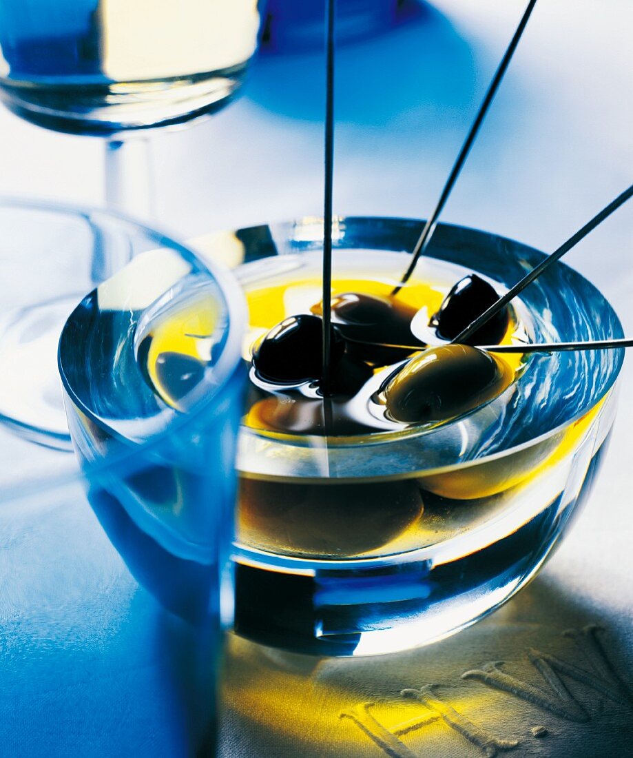 Oliven in Olivenöl im Glasschälchen