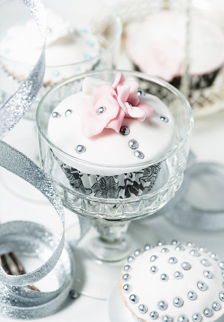 Festliche Cupcakes mit Silberperlen und Zuckerblumen