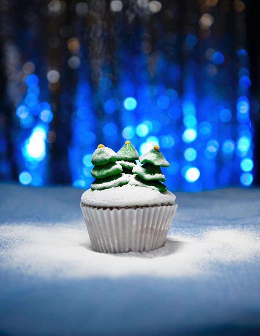 Weihnachts-Cupcake, verziert mit Tannenbäumchen