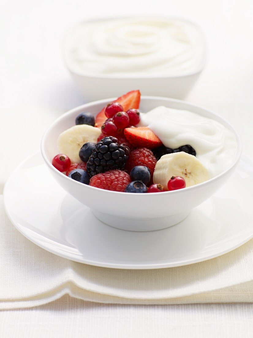 Yoghurt muesli with fresh berries and bananas