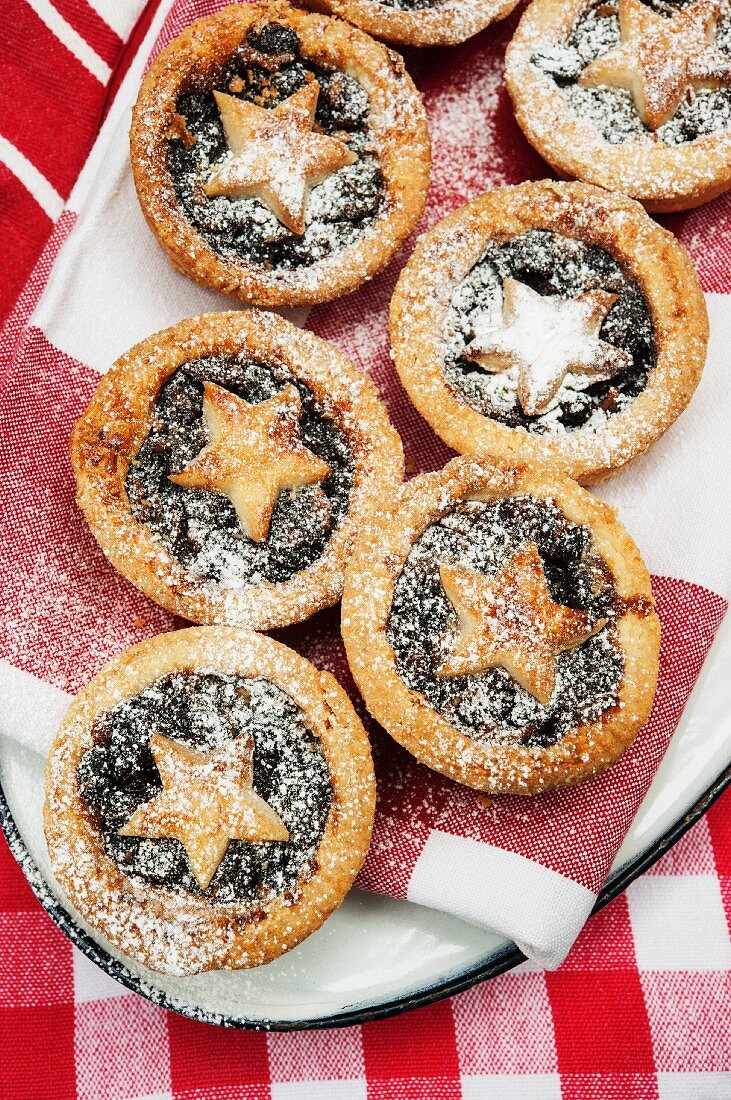 Mince pies dusted with icing sugar for Christmas