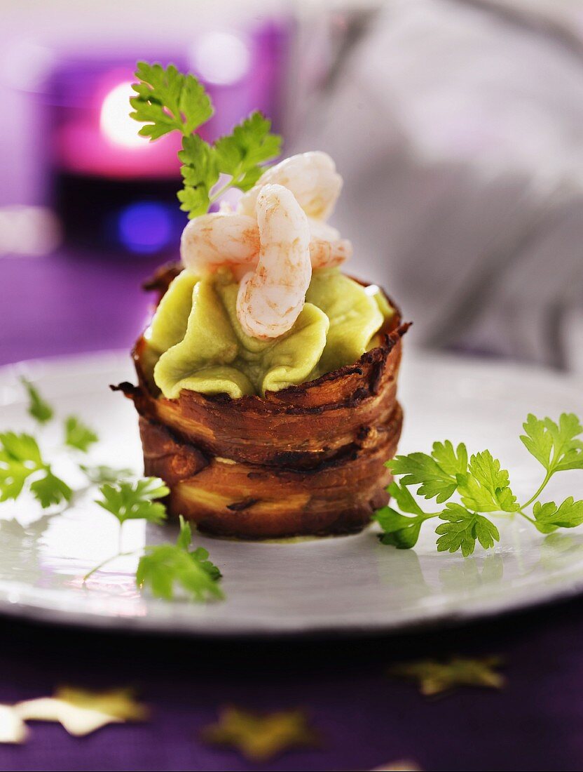 Knuspriges Speckkörbchen mit Avocadomousse und Garnelen