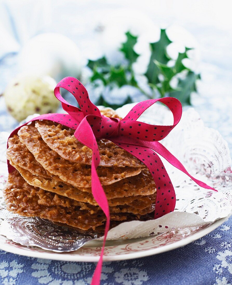 Ein Stapel Crunchy-Nut-Cookies mit Schleifenband zusammengebunden