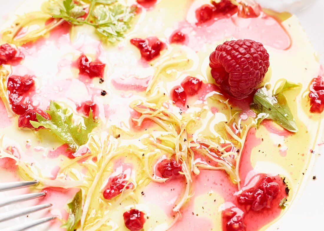 Reste von Blattsalat mit Himbeeren (Close Up)