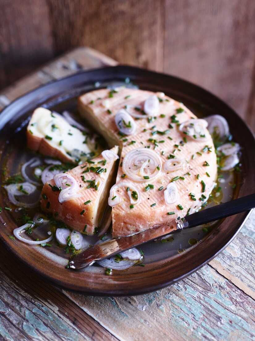 Eingelegter Münsterkäse mit Zwiebeln und Kräutern