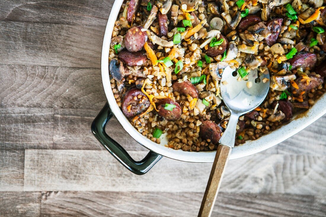 Buchweizenauflauf mit Wurst, Möhren und Zwiebeln