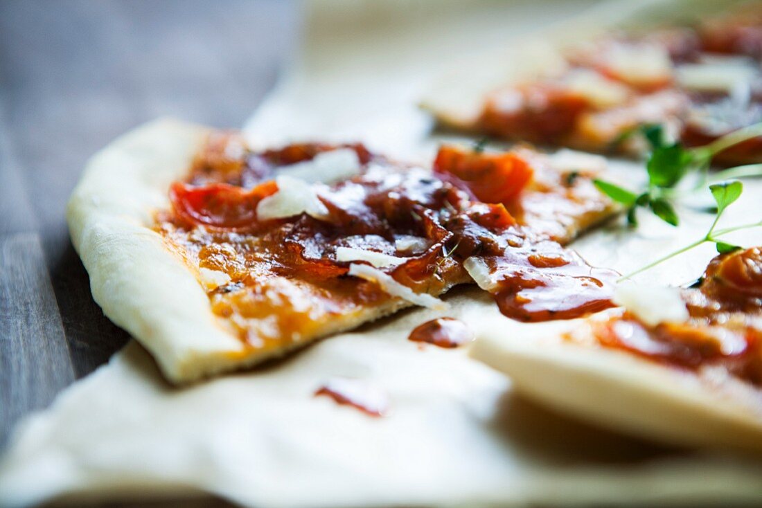 Pizza mit Peperoniwurst und Parmesanspänen