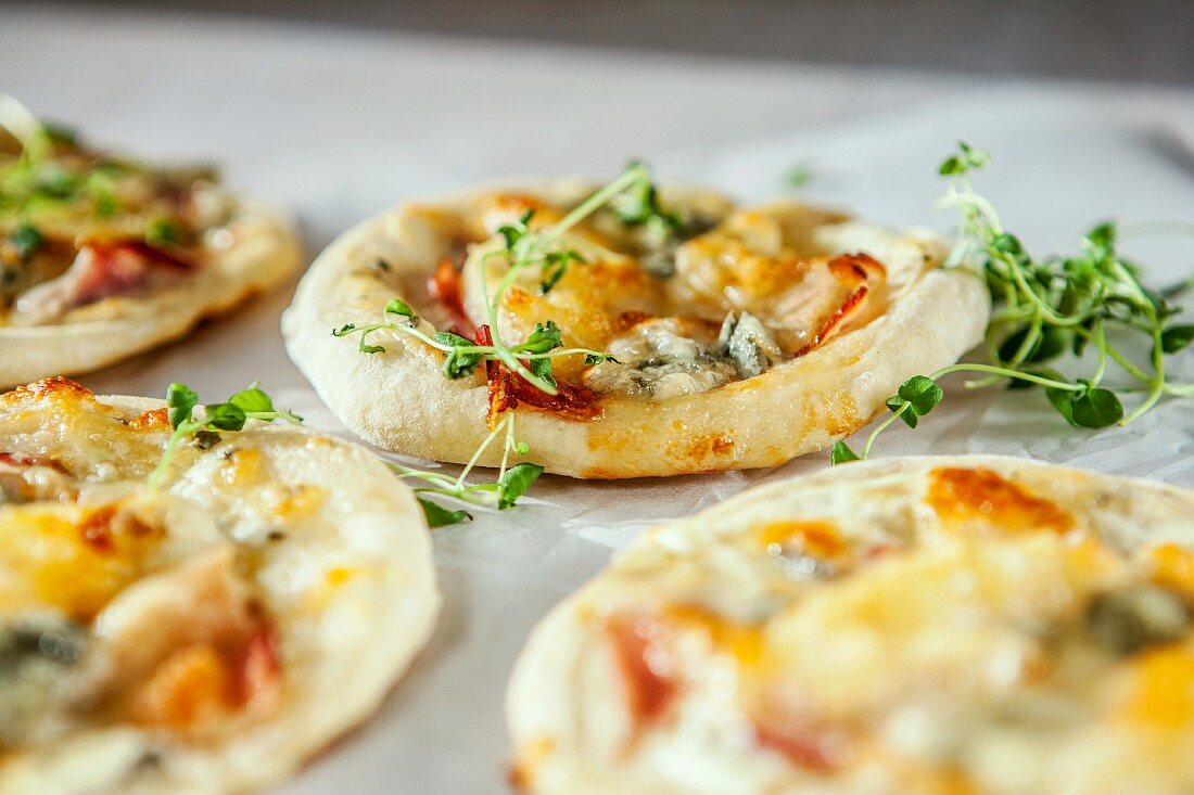 Mini pizzas with gorgonzola (close-up)