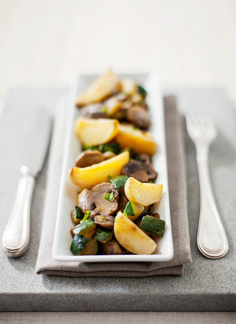 Potatoes with courgettes and mushrooms