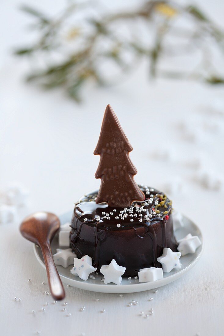 Weihnachtliches Schokoladentörtchen mit Zuckersternchen