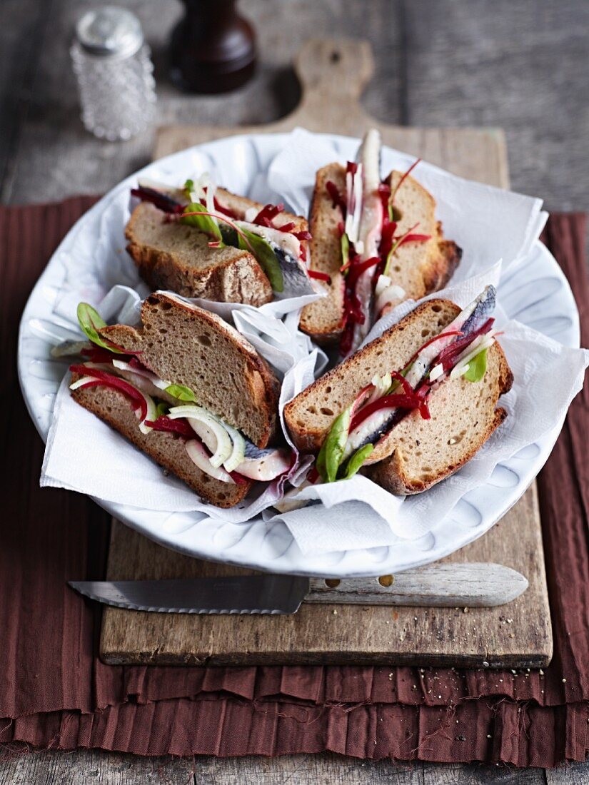 Sandwiches mit Bismarckhering, Zwiebeln und Roter Bete