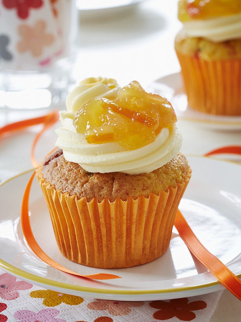 Cupcake mit Frischkäsecreme und Orangenmarmelade