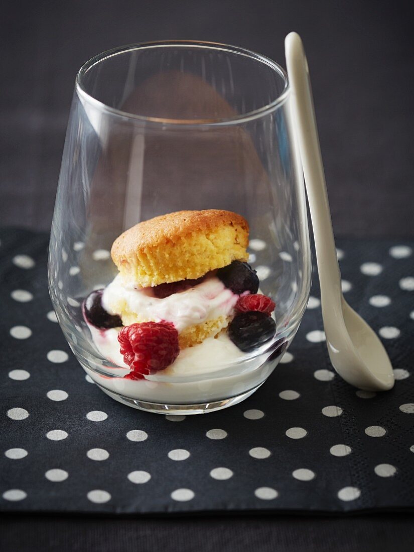 Cupcake im Glas mit Frischkäsecreme und Beeren