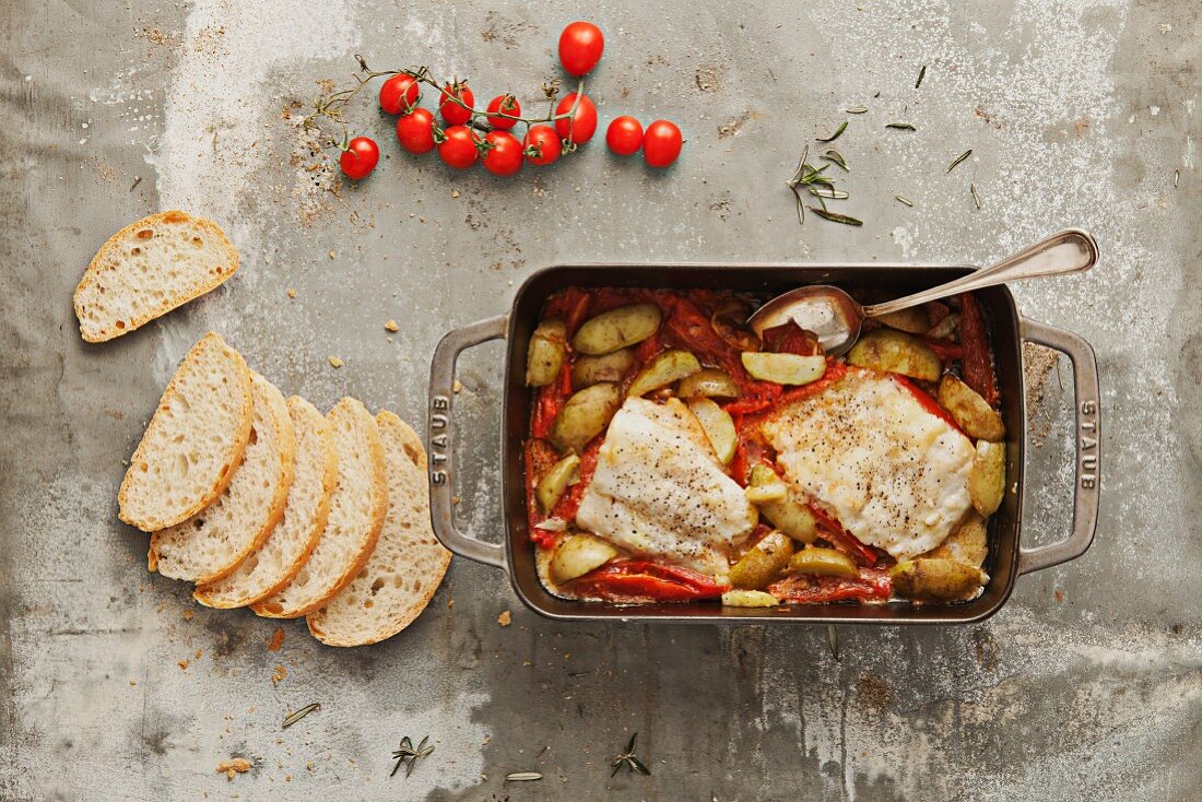 Fish fillet with tomatoes, potatoes and white bread