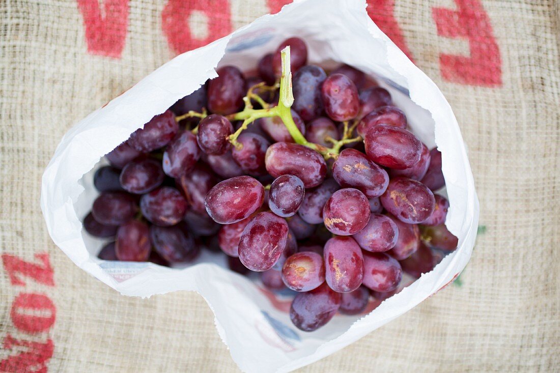 Rote Trauben in Plastiktüte