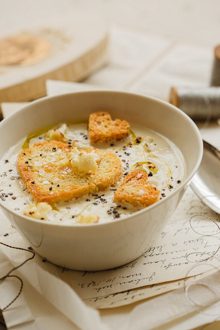 Blumenkohlsuppe mit herzförmigen Croûtons