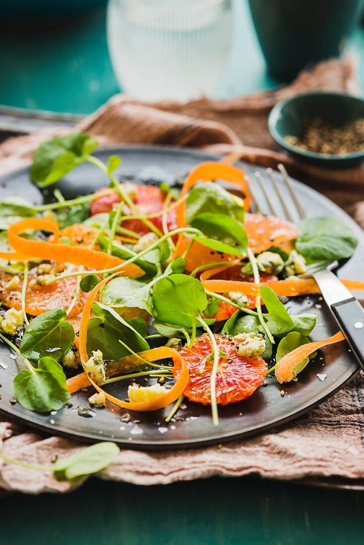 Water cress salad with vegetables and citrus fruits