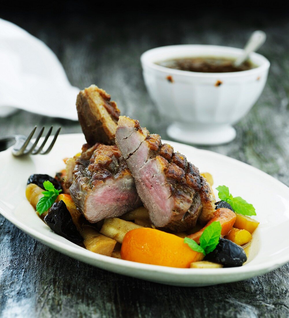 Rindersteak mit Wurzelgemüse und Trockenpflaumen