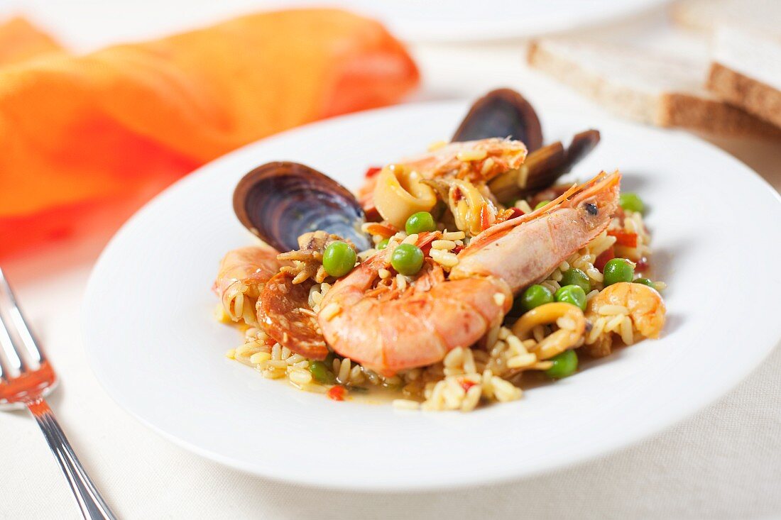 Paella mit Garnelen und Muscheln