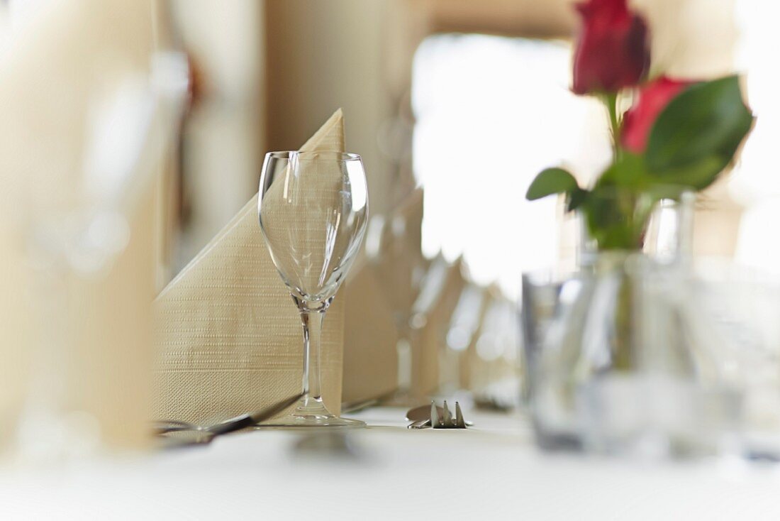 Glas auf gedecktem Tisch mit Serviette in einem Restaurant