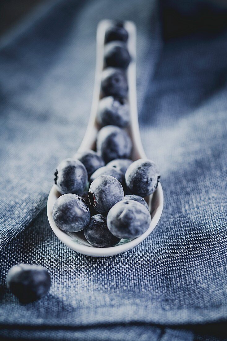 Blaubeeren auf Porzellanlöffel