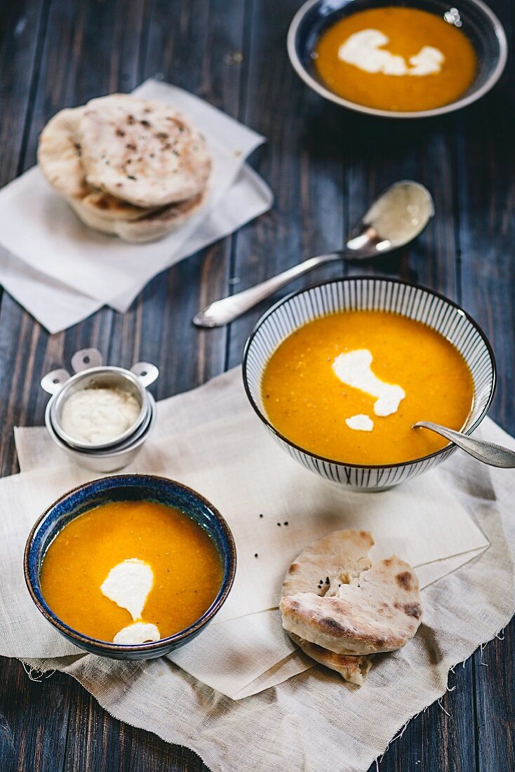 Würzige Karottensuppe mit Pistazienjoghurt und Naan-Broten