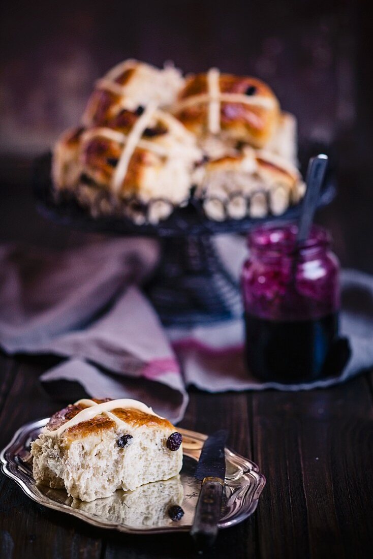 Hot Cross Buns mit schwarzer Johannisbeermarmelade