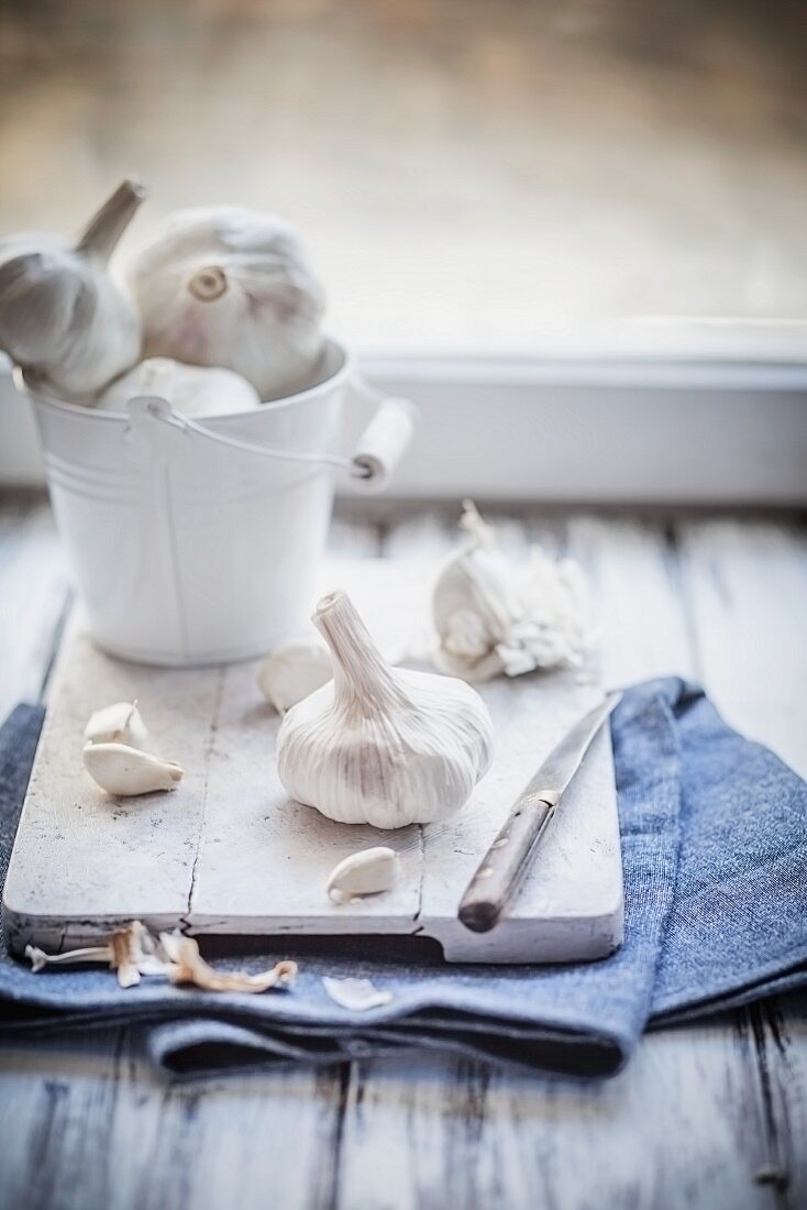 Knoblauch im Zinkeimerchen und auf Holzbrett