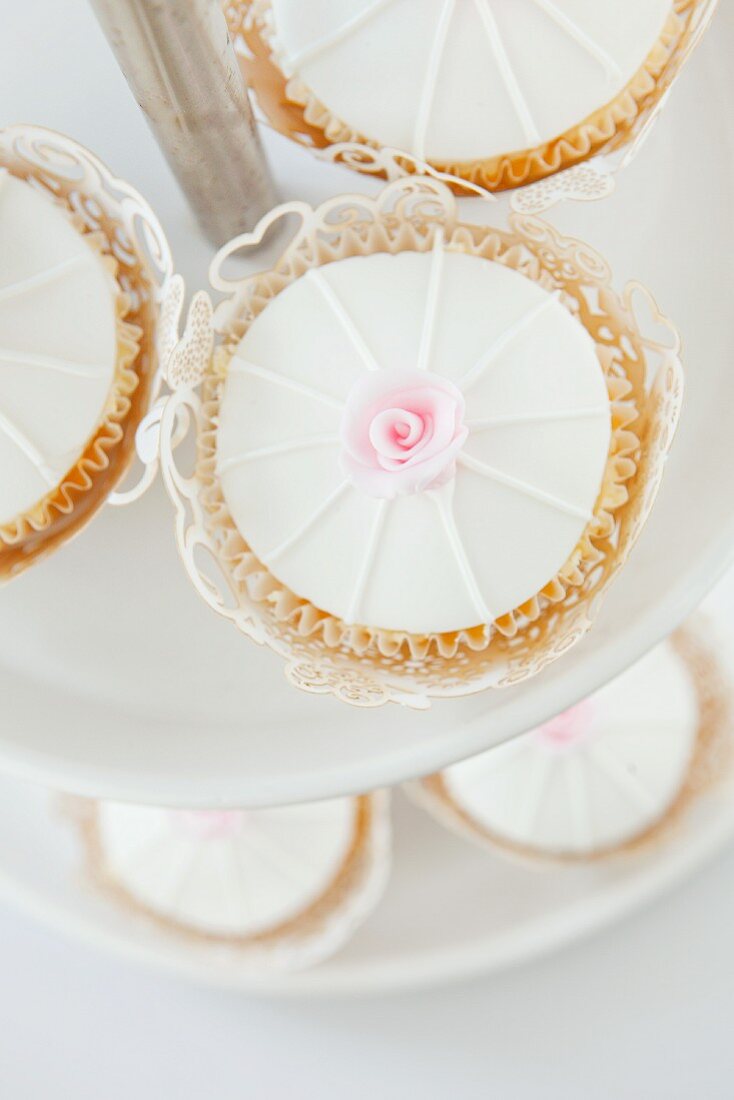 Hochzeits-Cupcakes auf einer Etagere