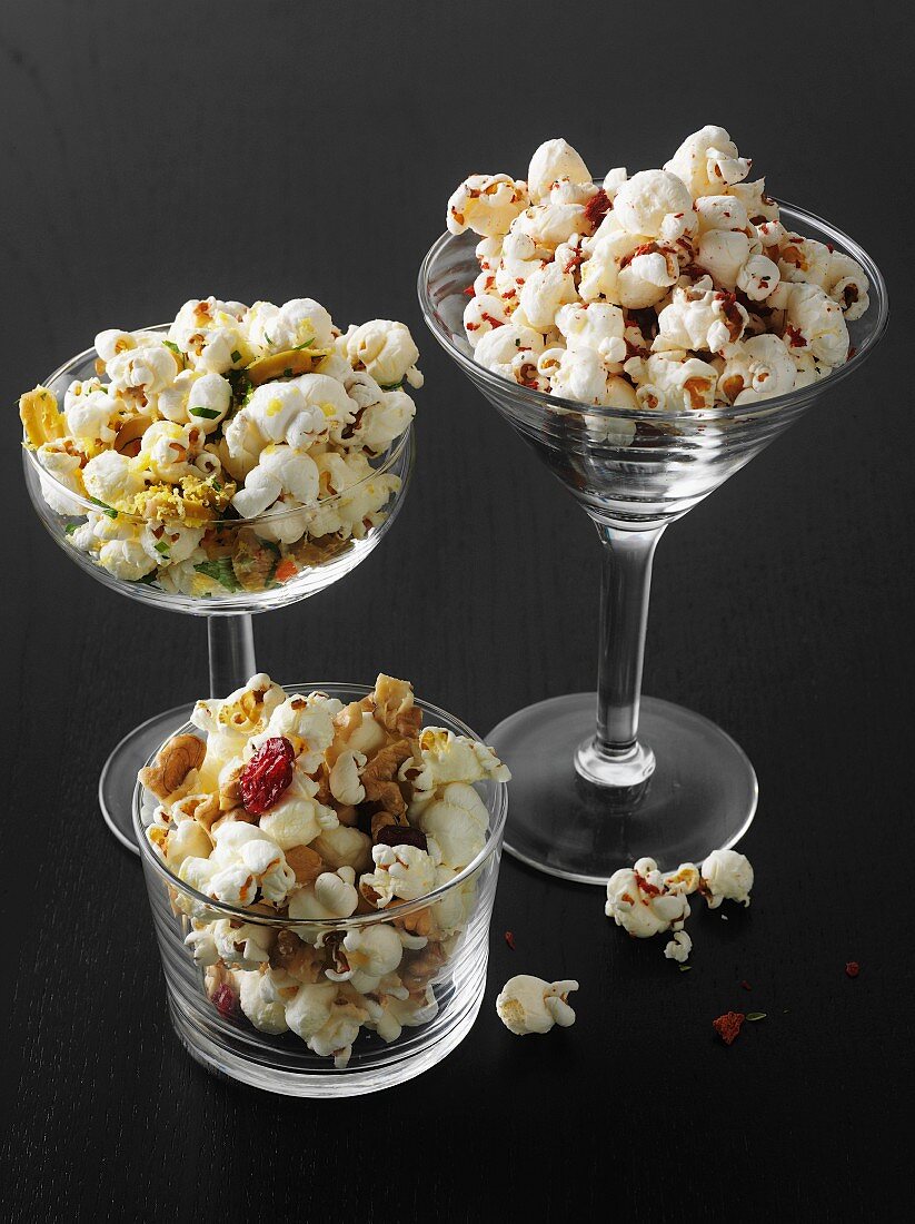 Verschiedene Sorten salziges & süsses Popcorn