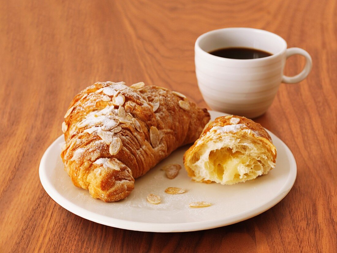 Croissants mit Mandelblättchen und Kaffee