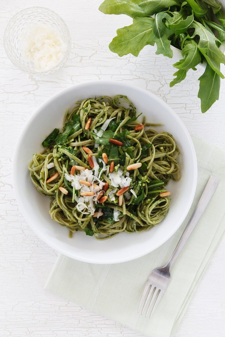 Rucola-Tagliolini mit Pesto