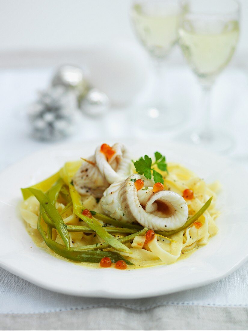 Seezungenfilets auf Bandnudeln mit Lauch und Lachskaviar zu Weihnachten