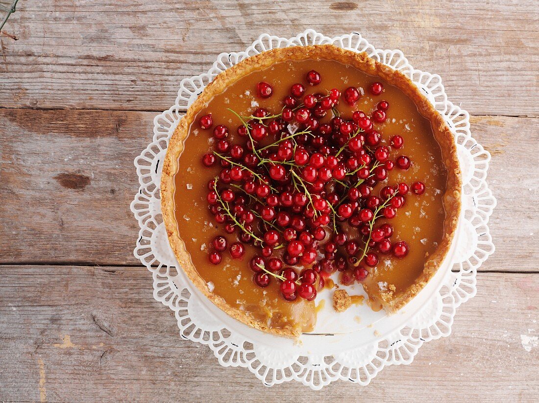 A shortcrust tart with redcurrants (seen from above)
