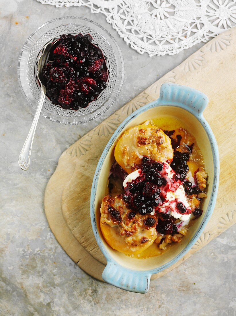 Überbackene Pfirsiche mit Blaubeeren