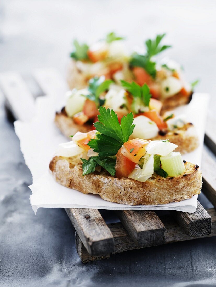 Bruschetta mit Tomaten und Petersilie