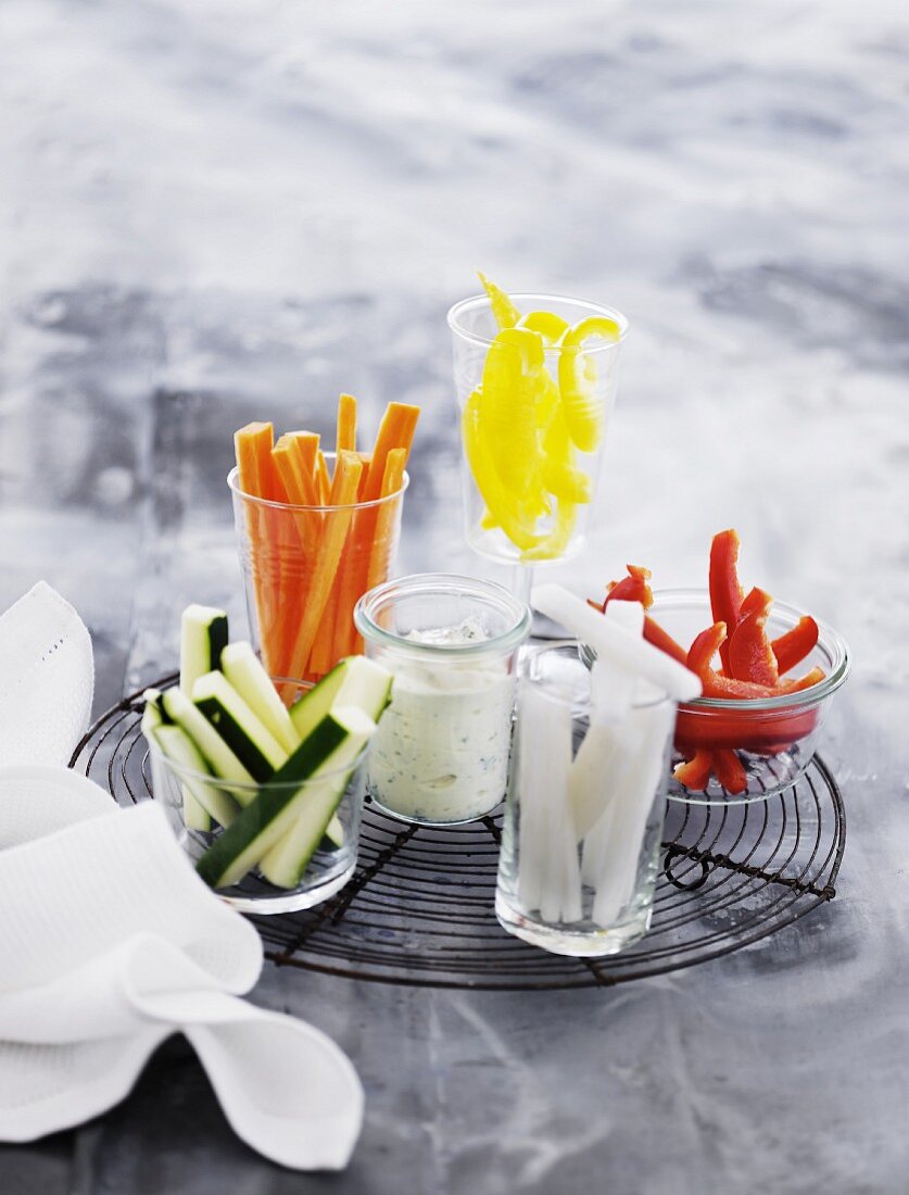 Vegetable crudités with a yogurt dip