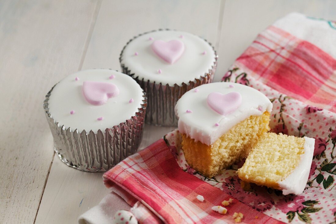 Cupcakes mit Herzchen zum Valentinstag