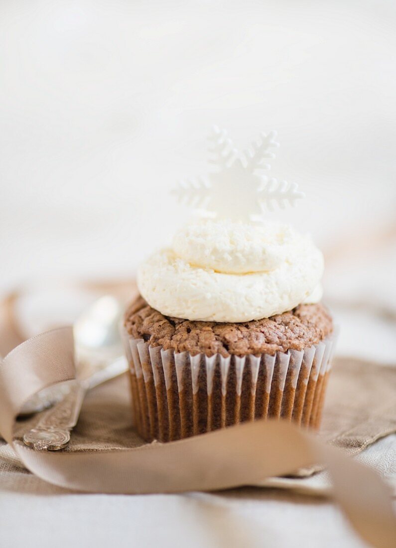Schokoladencupcake mit Buttercreme und Stern (weihnachtlich)
