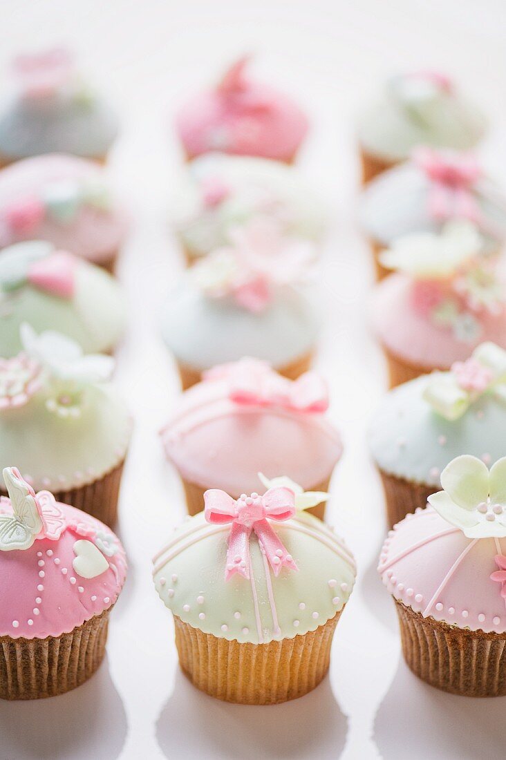 Pastellfarbene Cupcakes für eine Babyparty